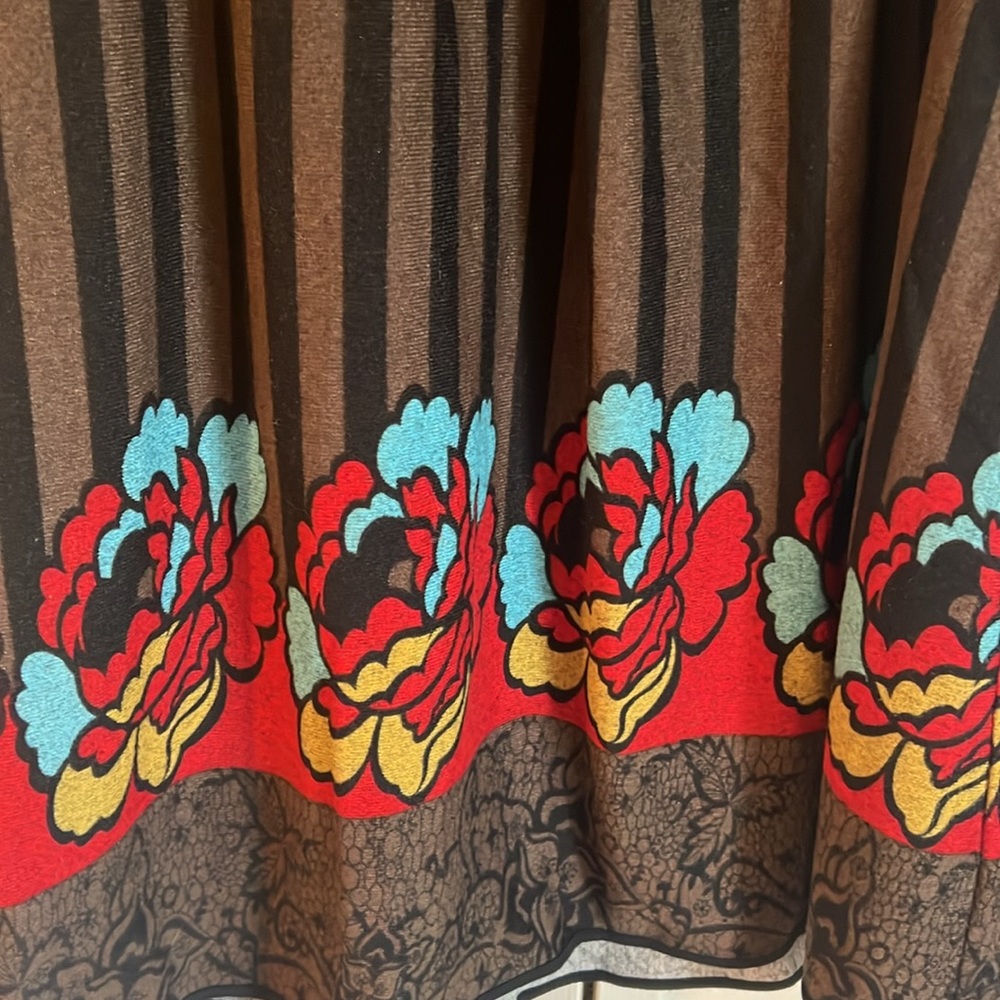 Theme. Size medium. Tunic - Picture 2 of 3